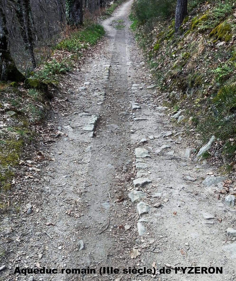 Gites Des Esselards Yzeron Exteriör bild
